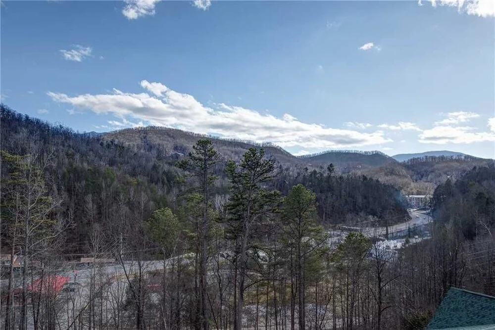 Damrons Dream 5 Bedroom Mountain View Home with Hot Tub