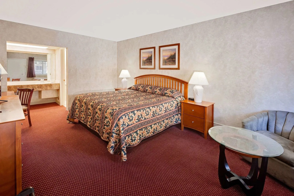 Super 8 by Wyndham Traverse City