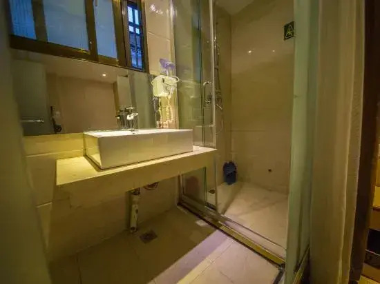 Yayue Hotel (Nanjing East Road Pedestrian Street)