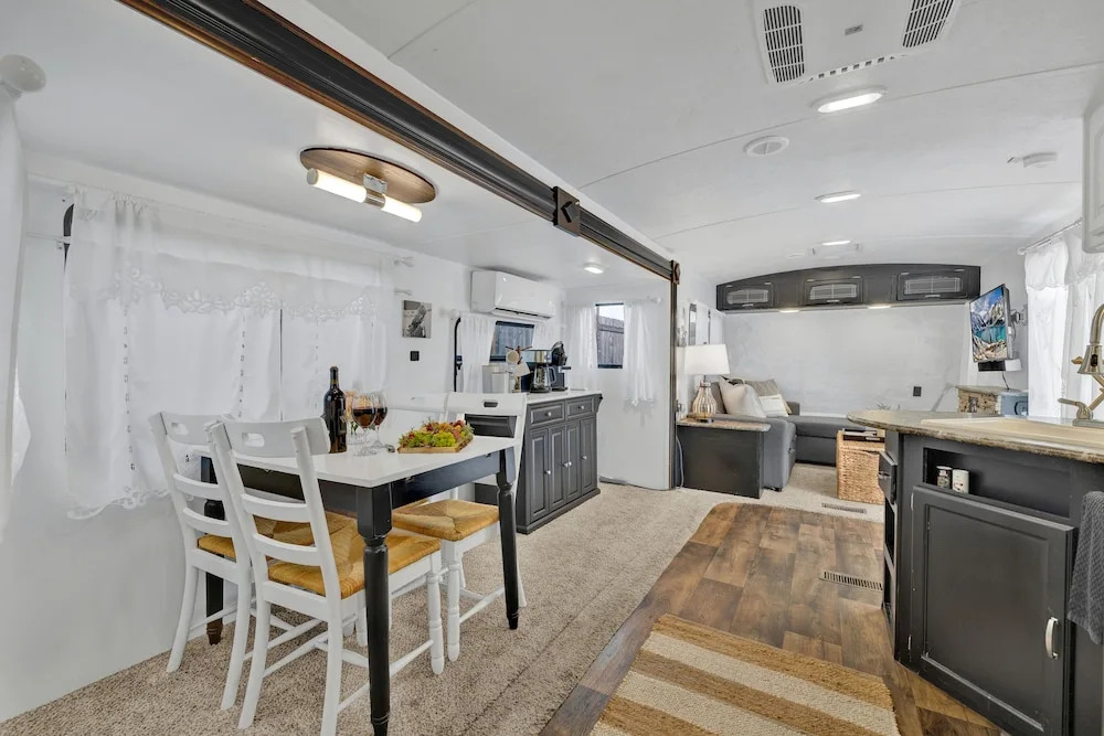 Lucinda Luxury RV With Hot Tub