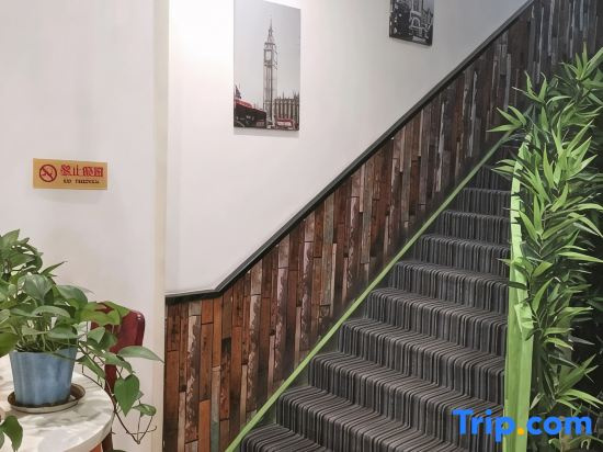 Zhengzhou Junyue Fashion Hotel (Yutong Company Huanghe Nursing College)