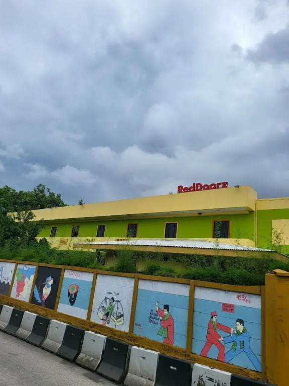 RedDoorz Plus near Dunia Fantasi Ancol