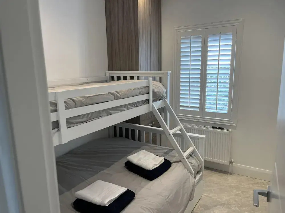 Cottage-sleeps 5-parking-near Beach-fireplace