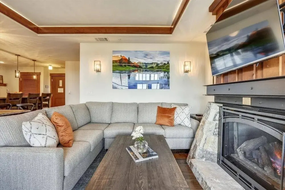 Luxury One Ski Hill 2 Bedroom Ski-in/out Condo at Peak 8