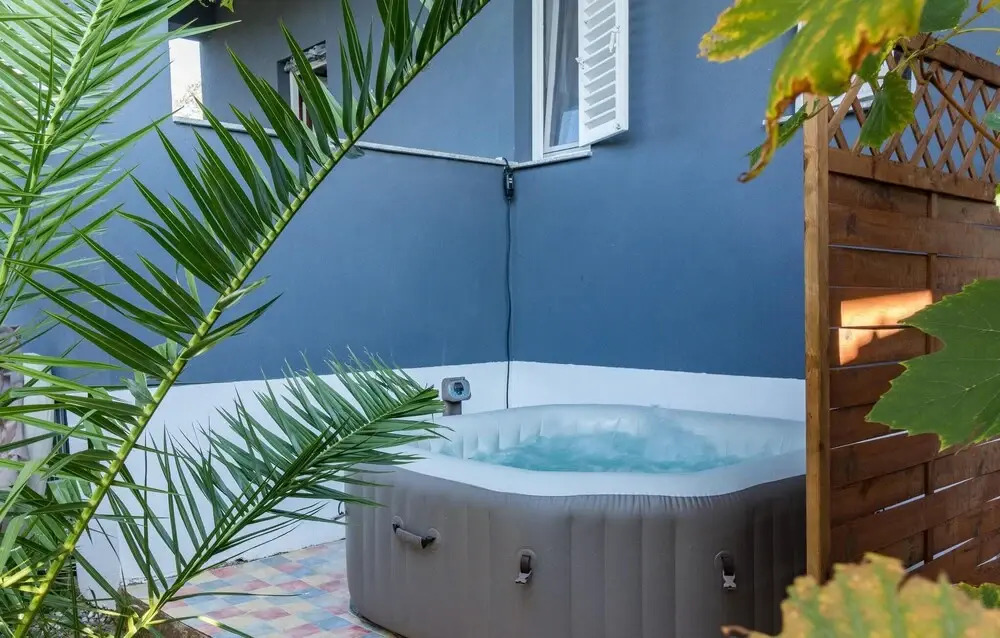 Nice Apartment in Pula with Hot Tub & 2 Bedrooms