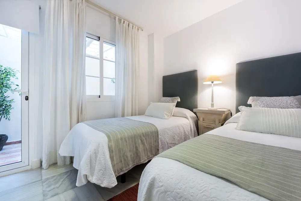 Prime Location 3 BD Duplex With Patio. Fernandez y Gonzalez