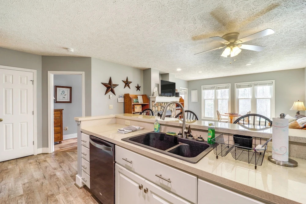 6 Mi to Skiing: Mtn-view Condo in Seven Devils