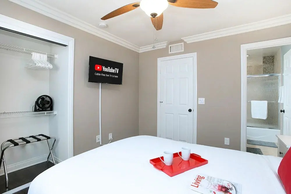 Awesome Multi Level - Large Patio - Fast WIFI - Work Desks - Self Check In! (CM-2)
