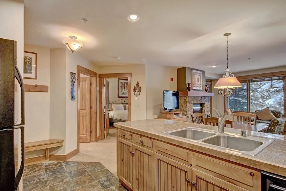 Ski-in 1br  Steps To Gondola + Main St, Sleeps 4 1 Bedroom Condo by RedAwning
