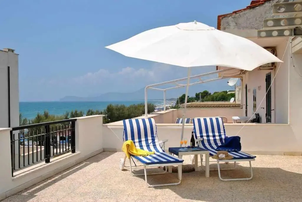 ATTICO BLU monolocale a 50 mt dal mare