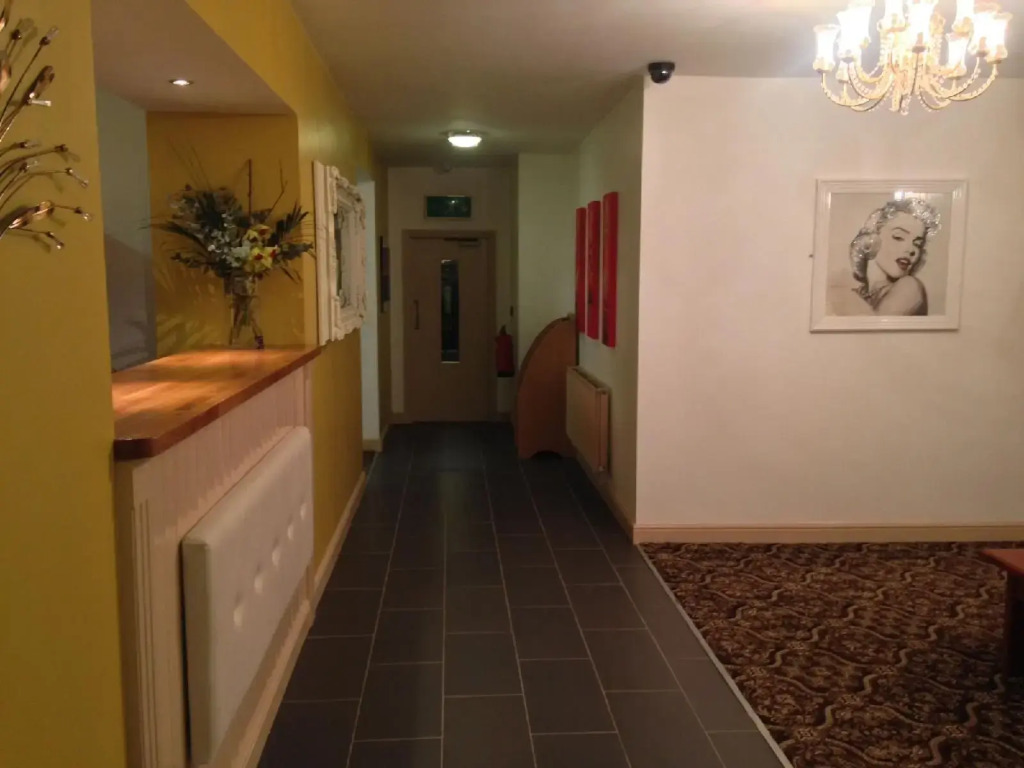 Strawberry Bank Hotel, NEC