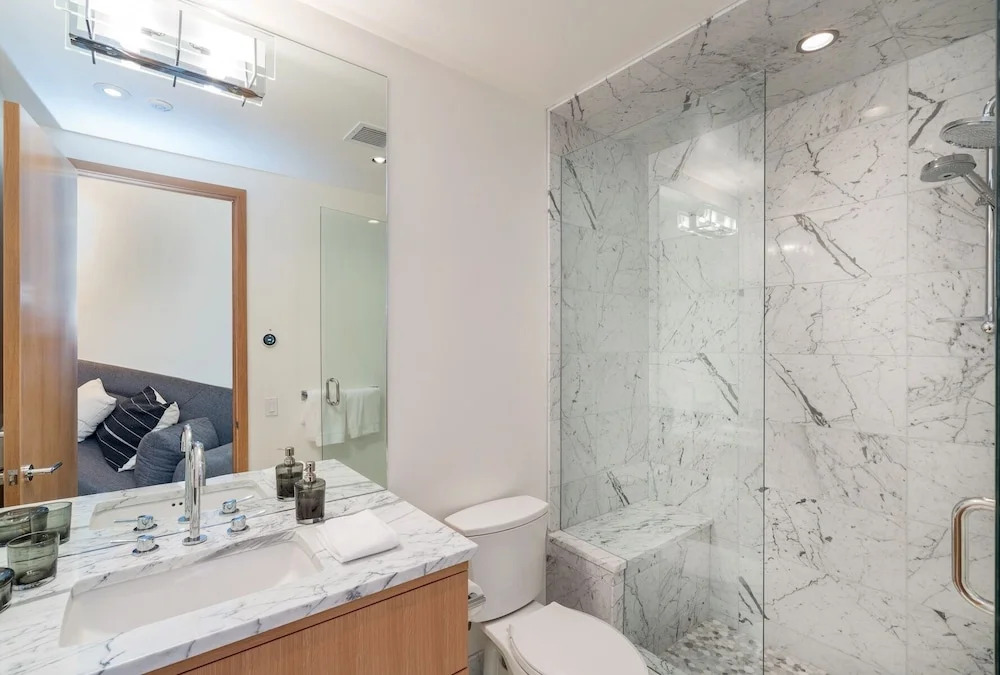 Luxury Townhome On Depot, 3 Mins Walk To Main St Gondola, Heated Garage, Private Roof Top Hot Tub, townhouse