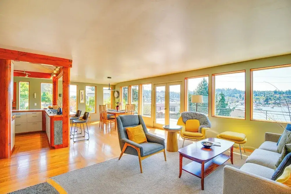 Gig Harbor Home: Large Deck, Outdoor Dining Area