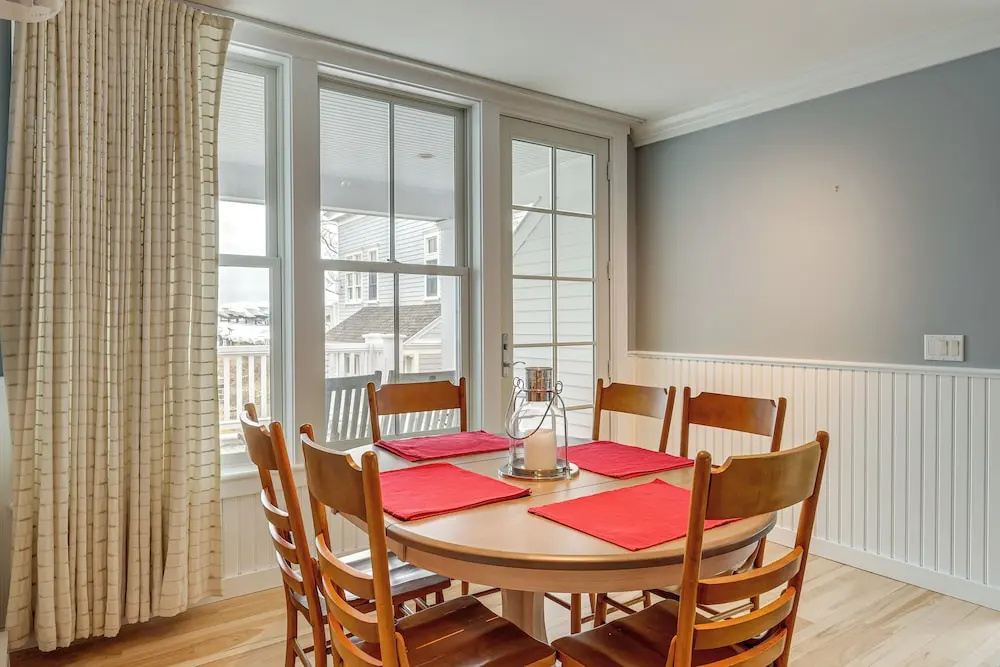 Couples Retreat on Commercial St! Walk to Beach