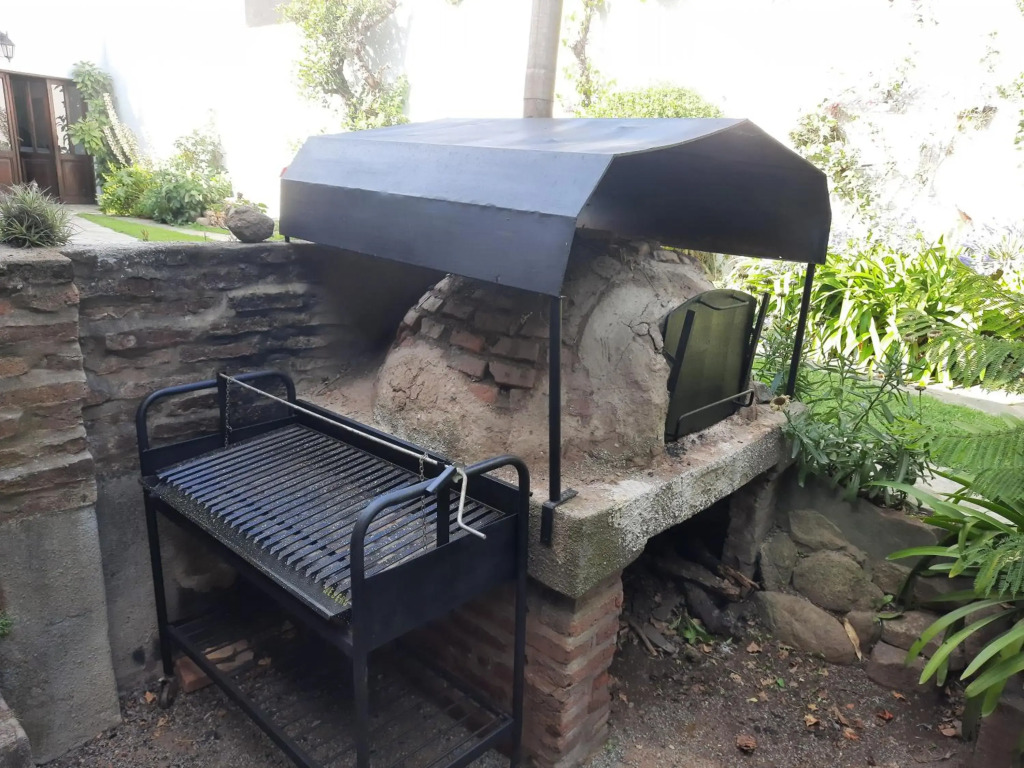 Casa c/amplio jardín, garage y parrilla