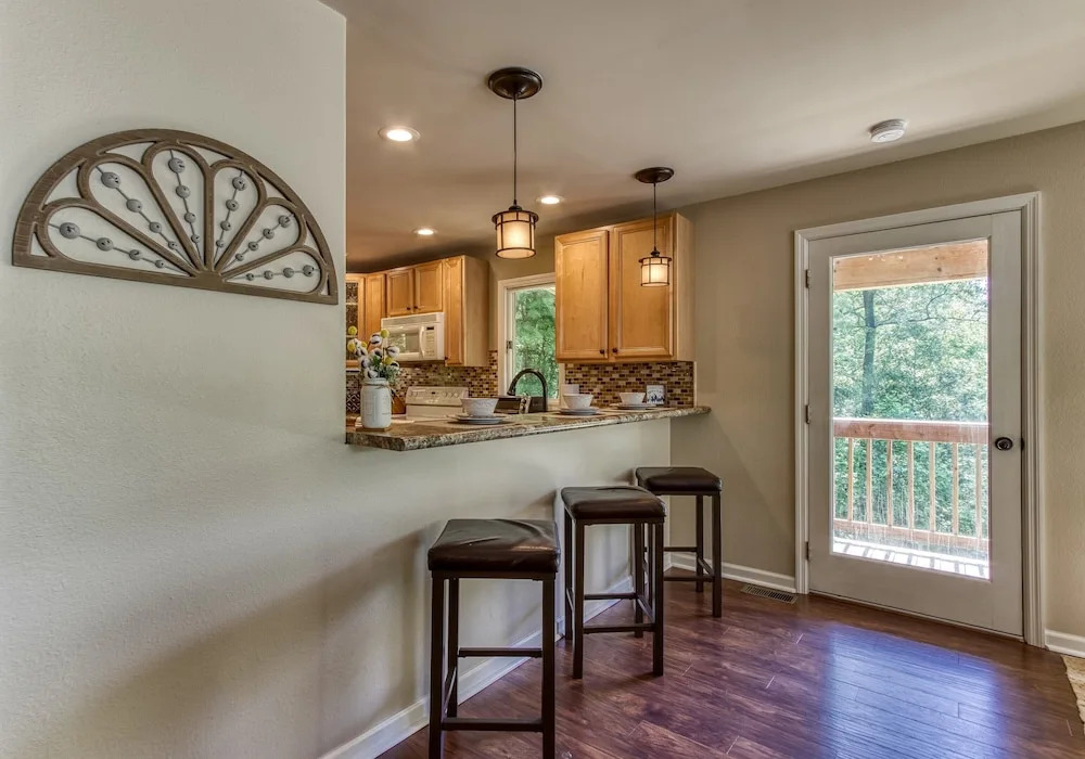 Memorable "Deer & Doe" by HoneyBearCabins 4BR 3BA, Mountain View Deck, Farmhouse Decor, Fireplace, 3 Acres