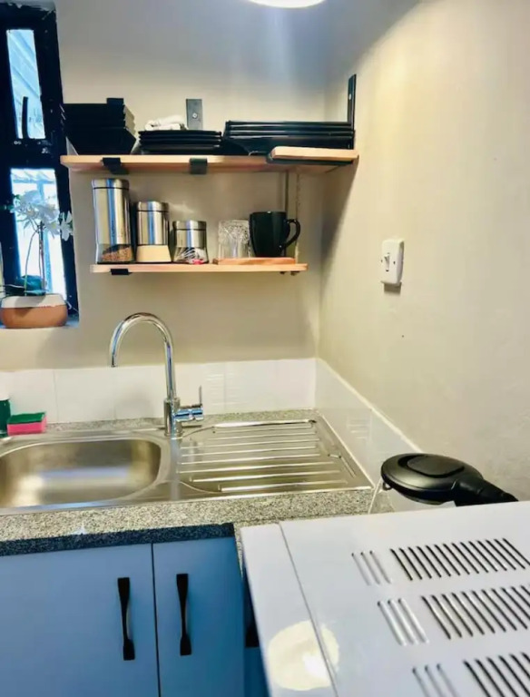 Modern Studio in Greendale - 2337