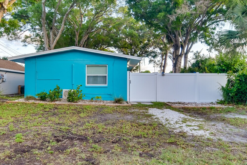 Largo Vacation Rental: 5 Mi to Clearwater Beach!