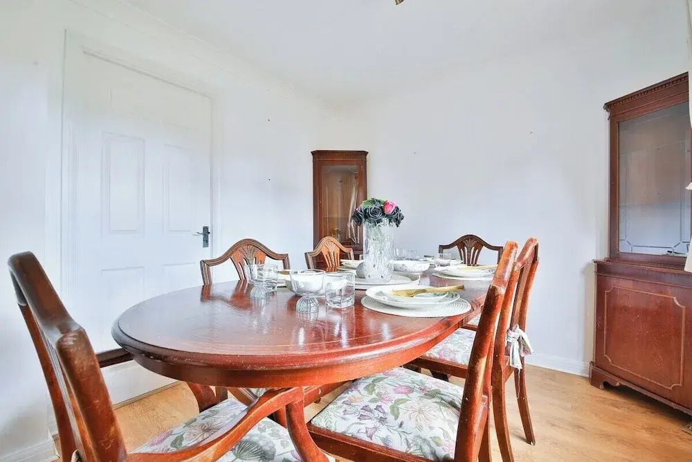 Homely 5 Bed House - 15 Mins to Cardiff City