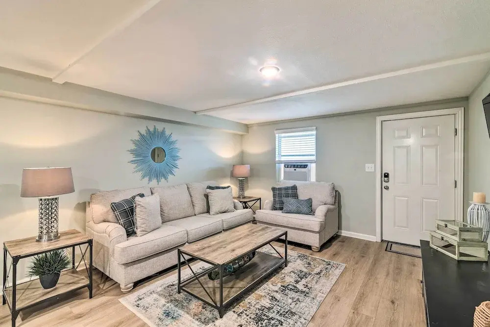 1 Mi to Seawall! Dog-Friendly Coastal Getaway