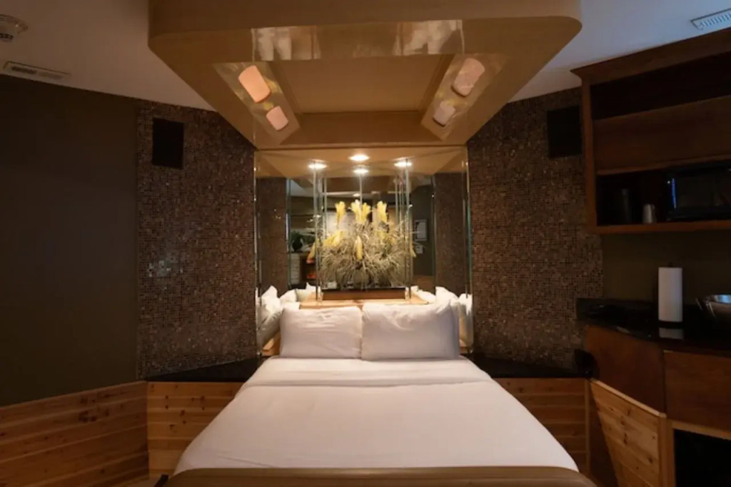 The Champagne Lodge & Luxury Suites