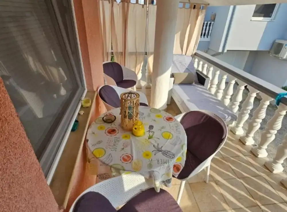 Apartment M & VALENTIN