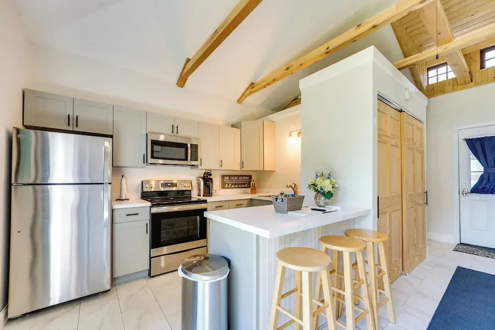 Serene Riverfront St. Clair Studio: Walk to Dtwn!