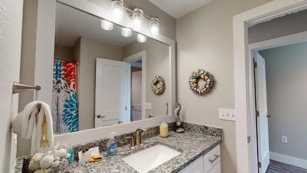 AH-G126 Remodeled First Floor Condo, Shared Pool & Hot Tub, Near Marina