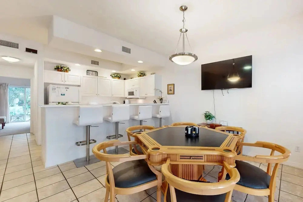 Spacious Townhome With Shared Pool Near Golf, Marinas, & Restaurants