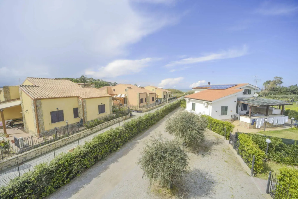 Case Vacanze Mare Nostrum - Villas in front of the Beach with Pool