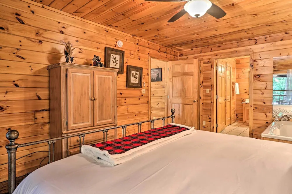 Cabin w/ Deck + Fireplace < 3 Mi to Dollywood!