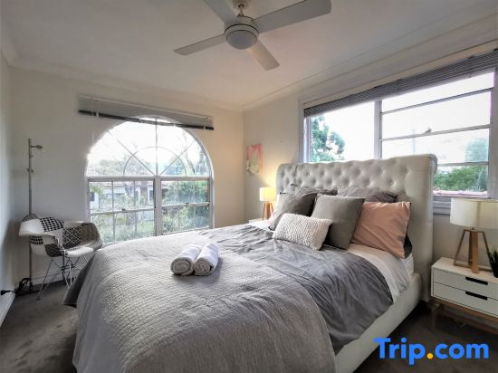 Sydney Meets Miranda, Comfy 4 Bedrooms Corner House