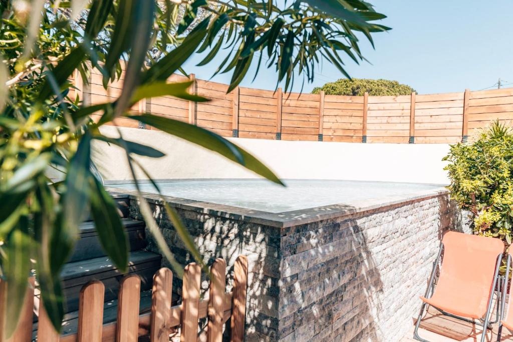 Maison Familiale avec Piscine Privée, plage à pied, Frais Obligatoires à régler à l'arrivée, Linge 15e par pers & Ménage 70e par séjour voir profil Mandatory fees in cash to be paid on arrival linen 15e per person 70e housekeeping per stay
