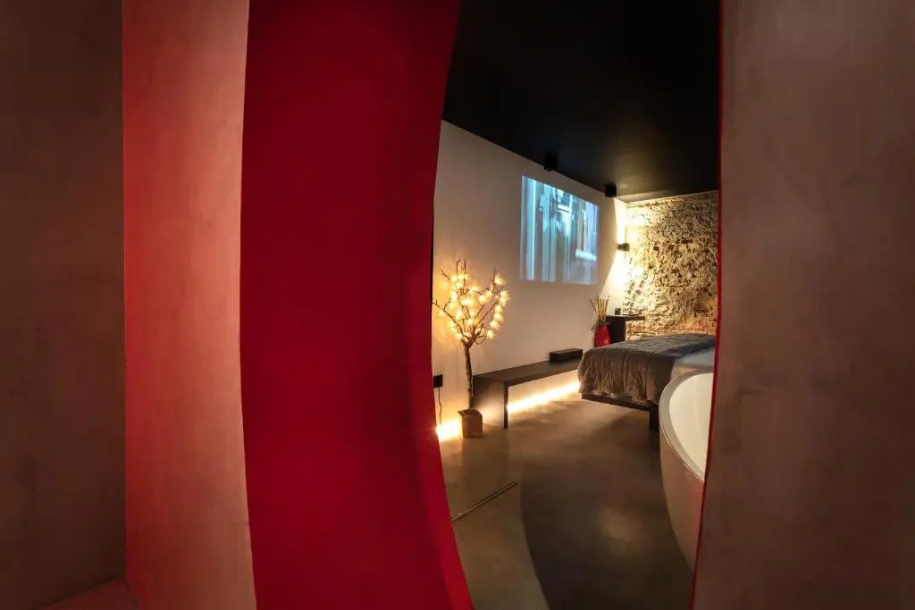 The Black Boutique -- Turistea Suites