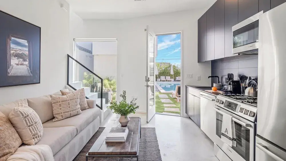 Sleeps 32, Private Compound w/ Putting Green Bouldin Collective by Avantstay