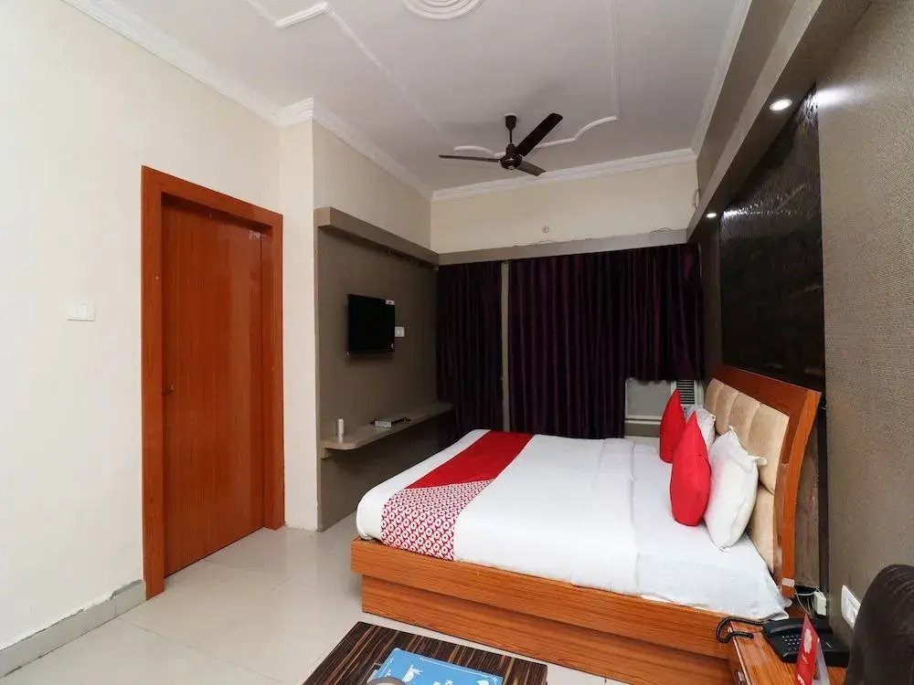 OYO 23341 Hotel Neena Palace