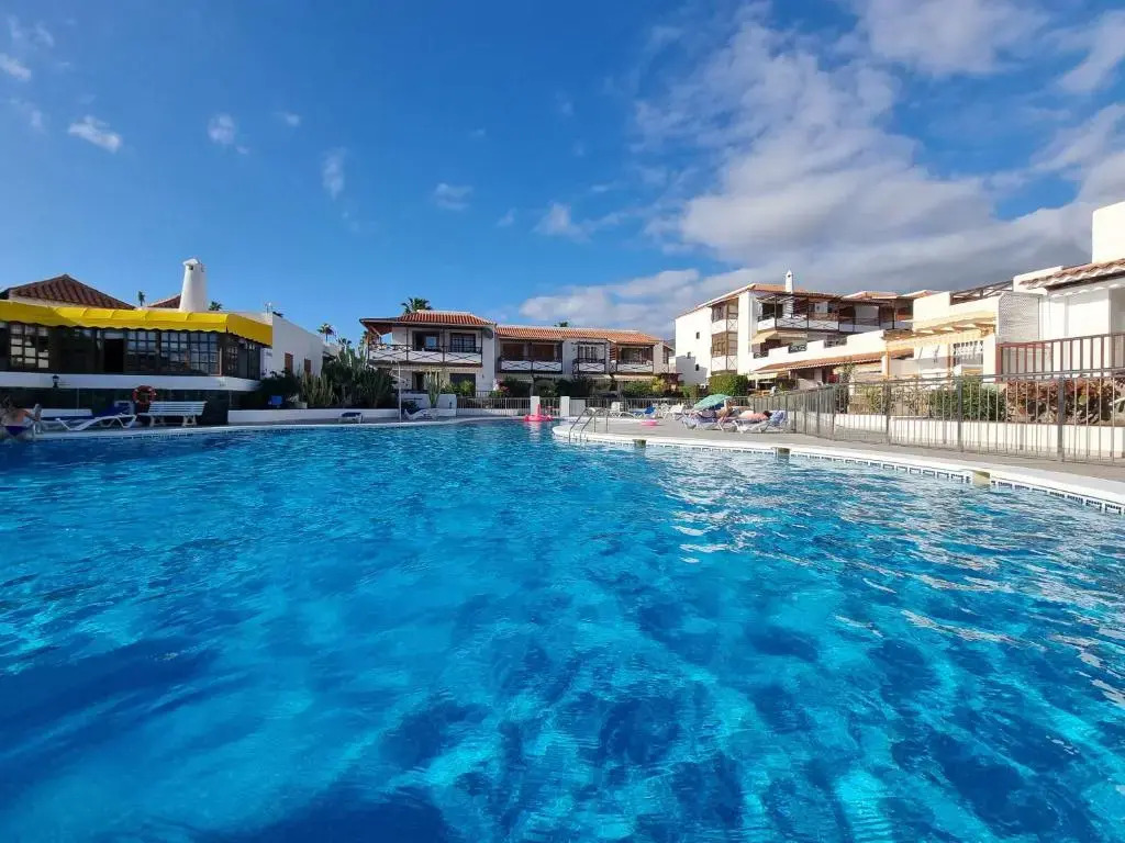 Casa Playa del Duque 2 in 1st sea line directly at the beach, heated pool, Wifi