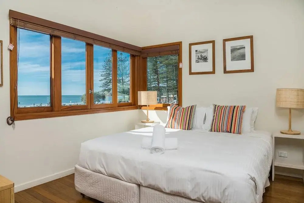 Quiksilver Apartments The Pass - steps from beach