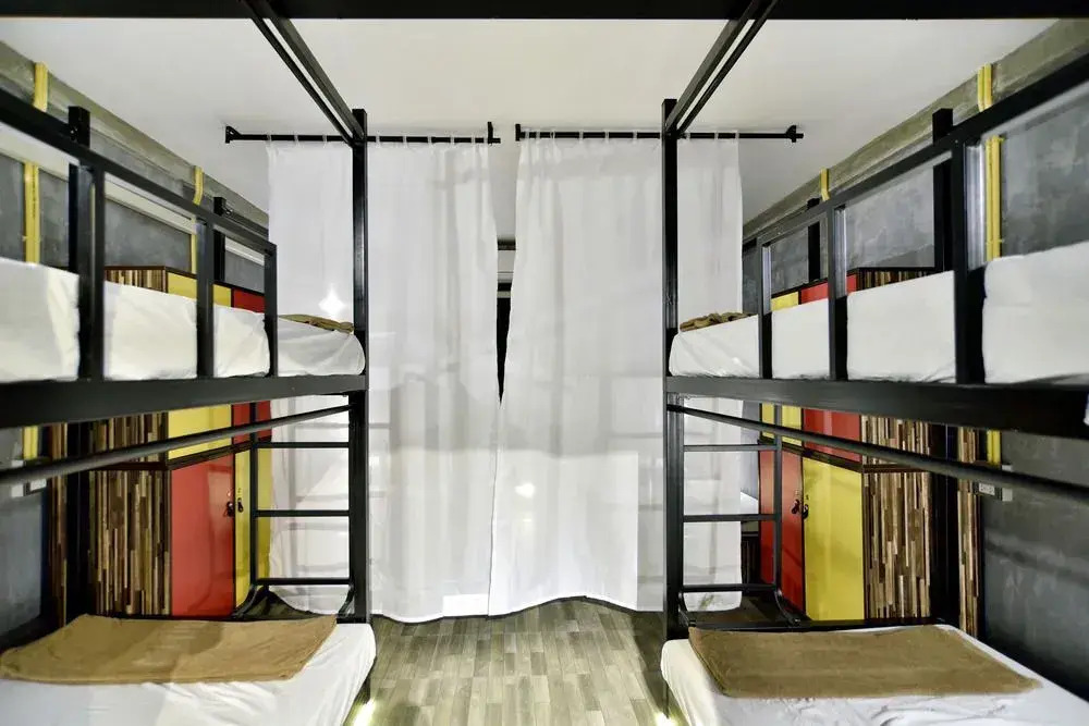 M Gray Hostel & Cafe