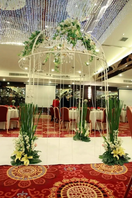Zhenbao Holiday Hotel