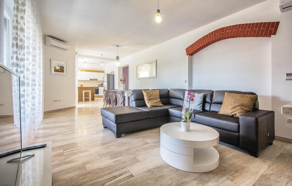 Awesome Home in Premantura With Wifi and 5 Bedrooms
