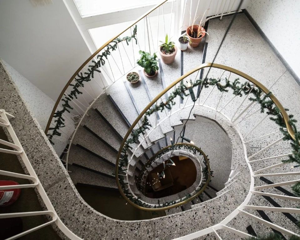Apartmenthaus am Waldrand- Küche - Frühstück - Balkon