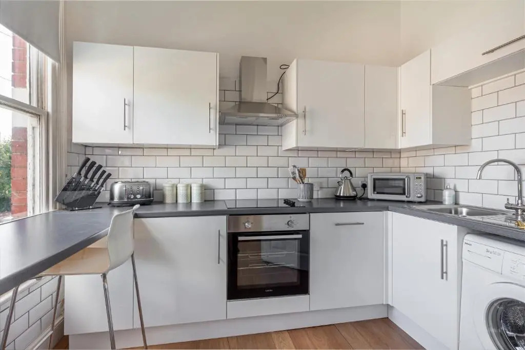 Modern 2 Bedroom Apartment with Free Parking!