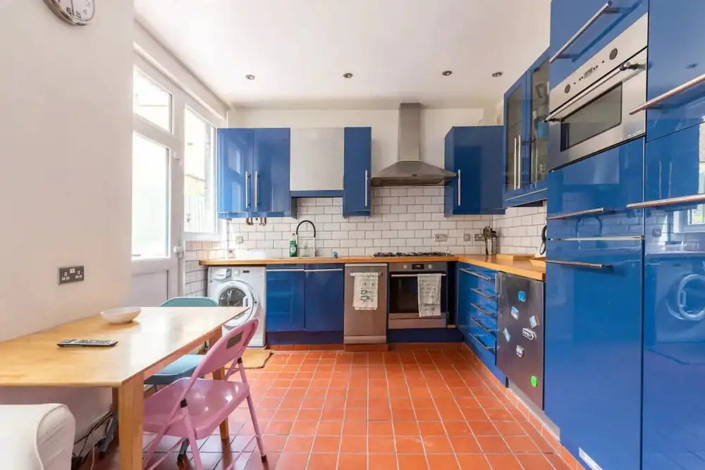 Eclectic 2 Bedroom Victorian era Apartment in Oval