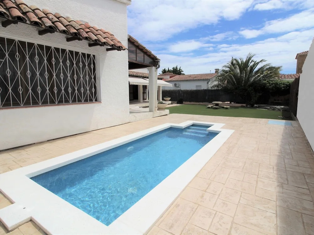 Alluring Holiday Home in Empuriabrava With Pool