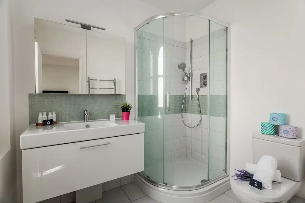 Bright and Modern Shepherd's Bush Gem - ROS