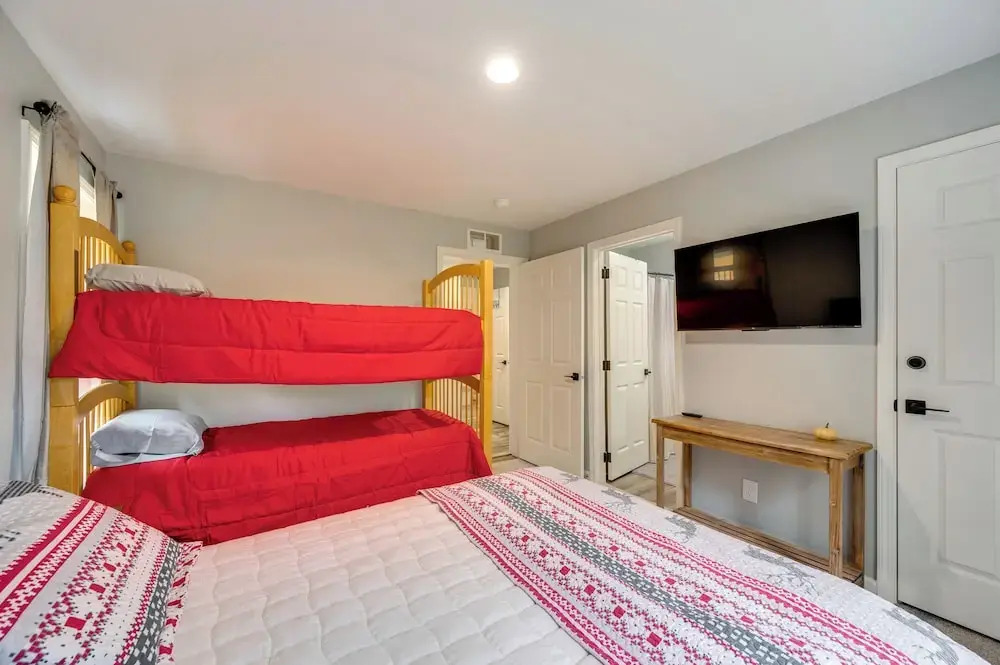 White Mtns Holiday Home! Cabin 1 Mi to Skiing
