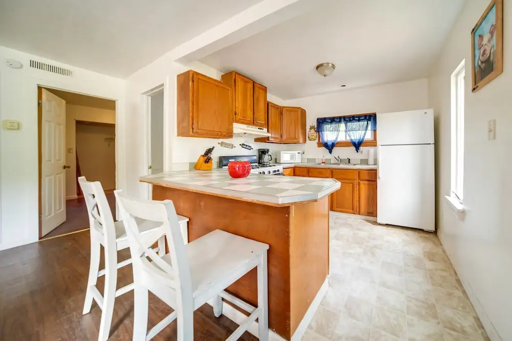 Charming Lake Erie Cottage on Main Strip!