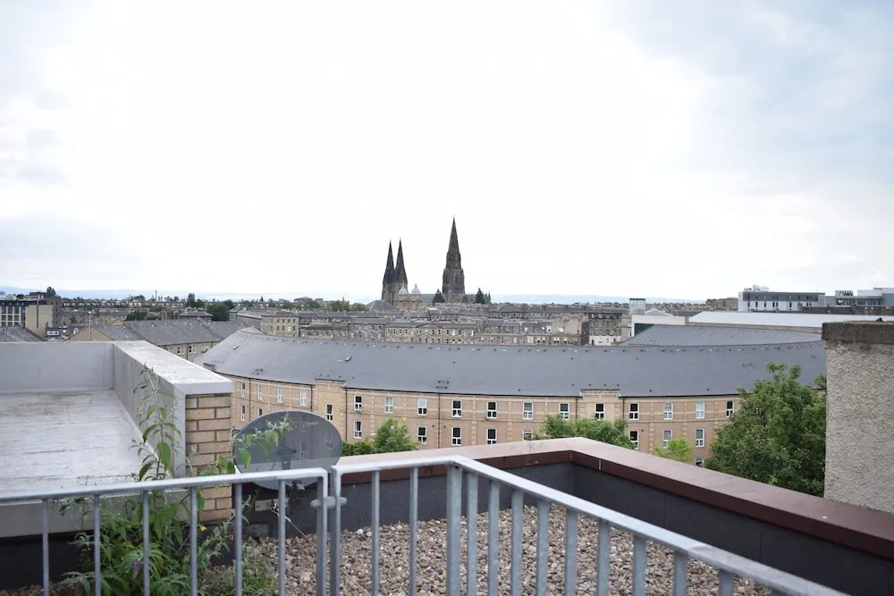 2 Bedroom Penthouse With Balcony and Castle Views