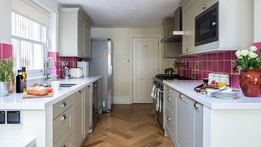 5BR Family Home in Leafy SW London